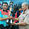 Bupati H Acep Purnama SH,MH saaat menyerahkan piala kepada juara 1 kejuaraan Bola Voli Semi Open P4 Cup 